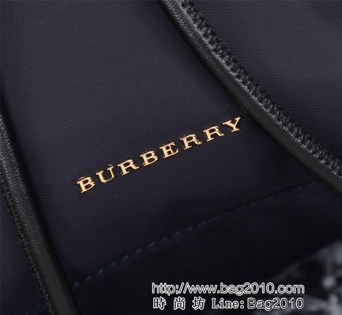 BURBERRY巴寶莉 新款背包 斜背式軍旅背包 品牌典藏的軍風包款 正面飾有Burberry立體字母徽標 9721s  Bhq1086